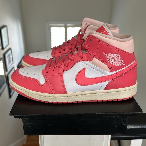 Nike Women’s  Air Jordan 1 Mid sneakers - Picture 3 of 6